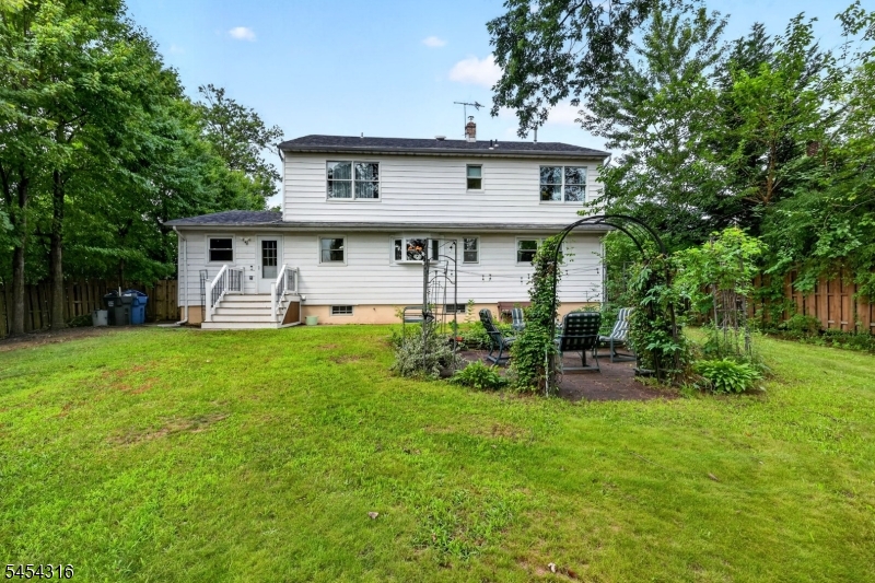 20 Thompson Ave Property Photo 37