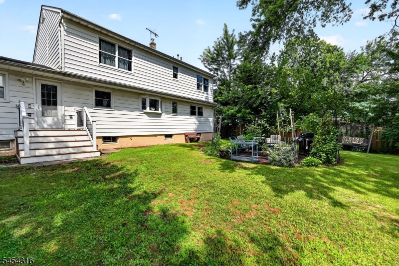 20 Thompson Ave Property Photo 39