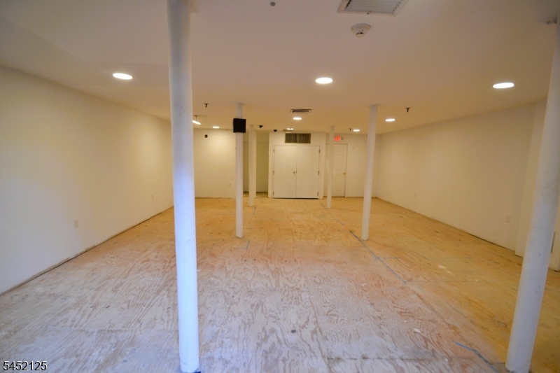 225 Washington St Property Photo 8