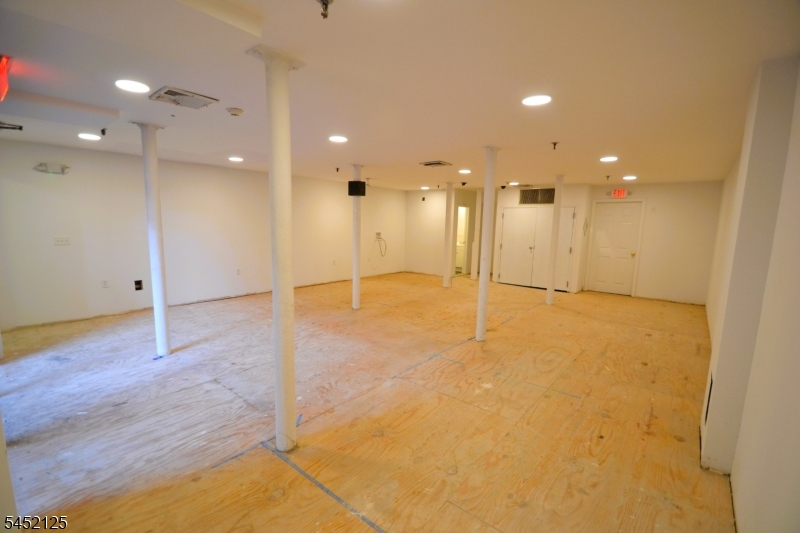 225 Washington St Property Photo 9