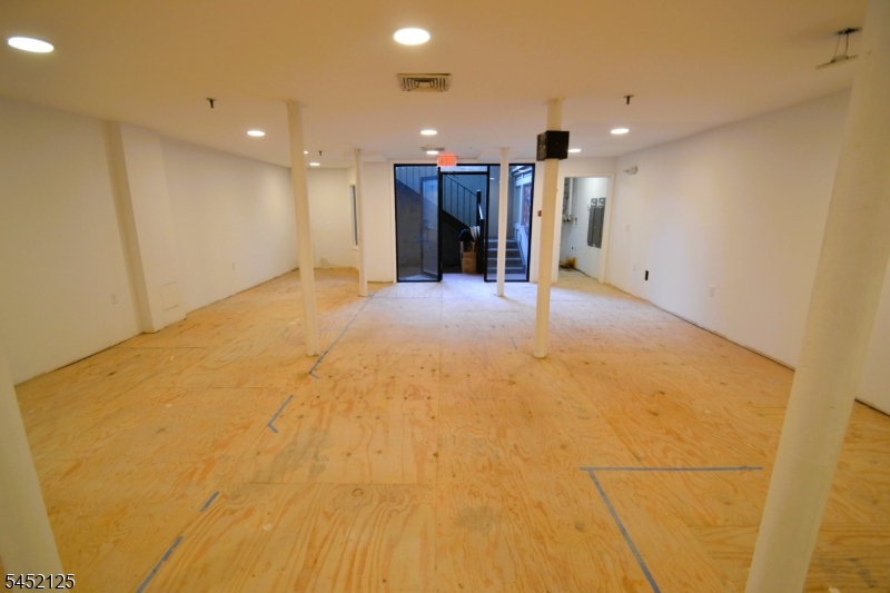225 Washington St Property Photo 10