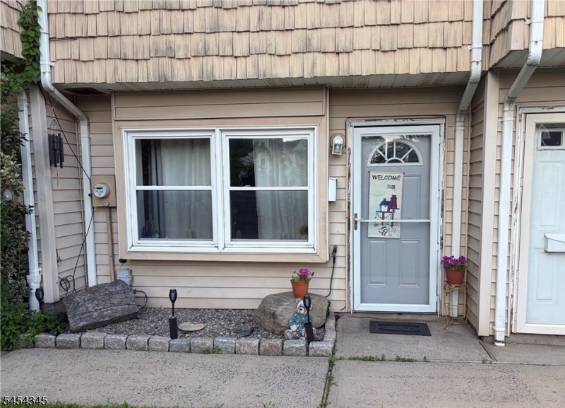 172 Roosevelt Ave F Property Photo 2