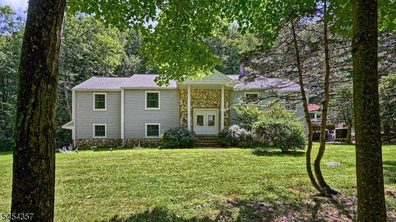 460 Laurel Ln Property Photo 2
