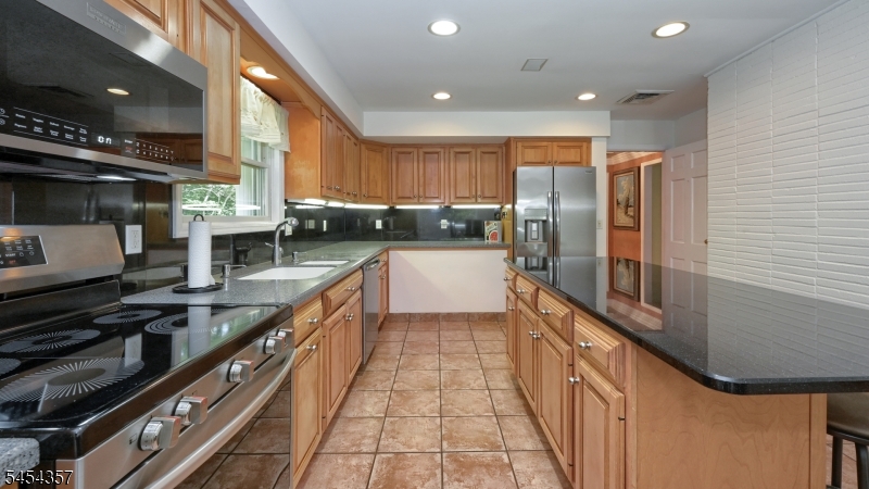 460 Laurel Ln Property Photo 5