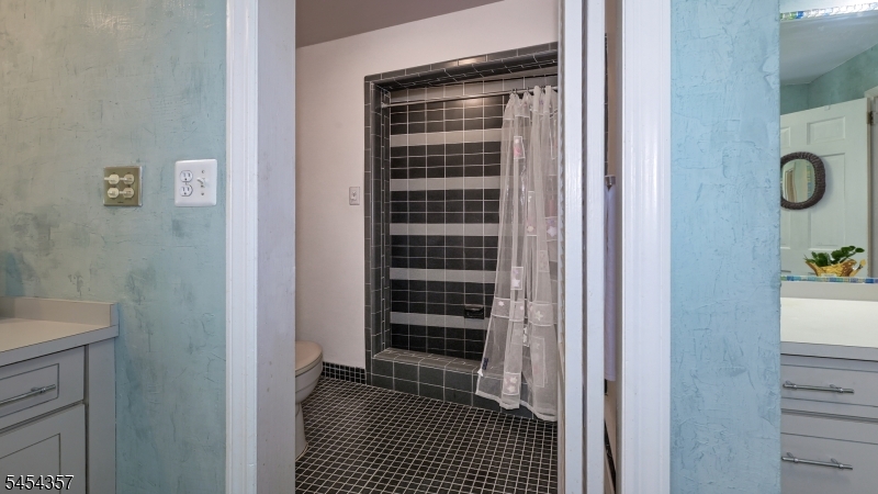 460 Laurel Ln Property Photo 16