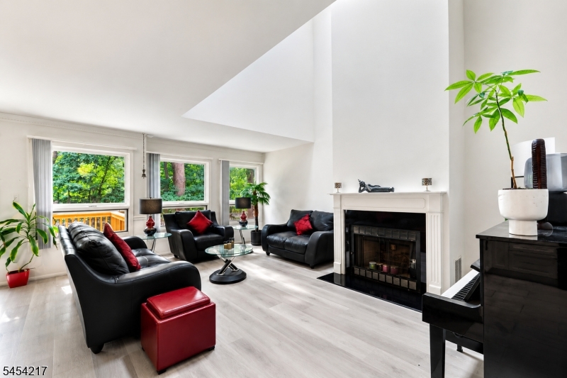 45 Bond St Property Photo 2