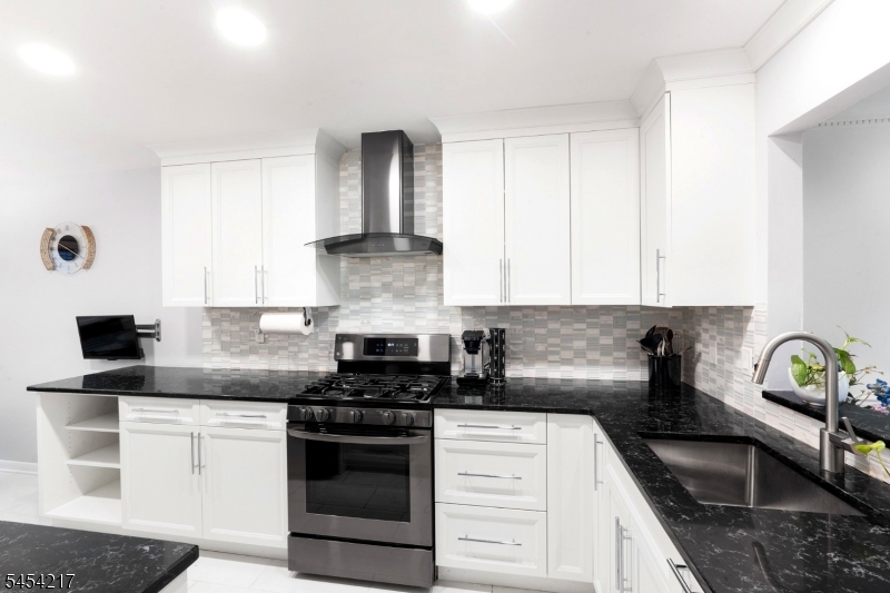 45 Bond St Property Photo 3