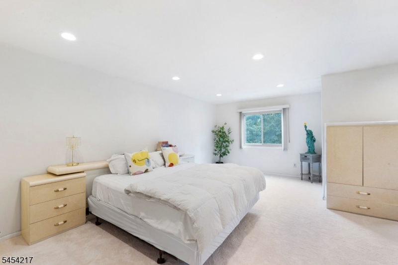 45 Bond St Property Photo 5