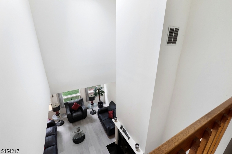 45 Bond St Property Photo 13