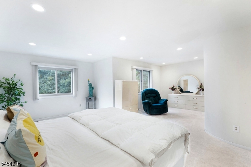 45 Bond St Property Photo 14