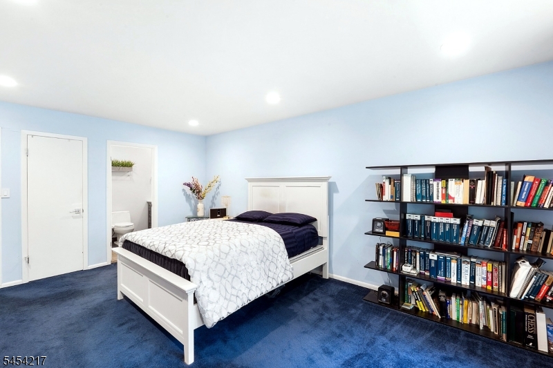 45 Bond St Property Photo 17