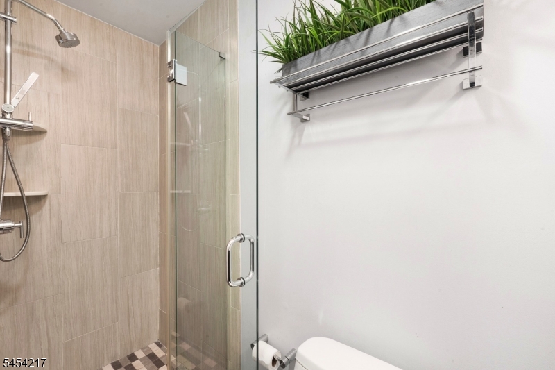 45 Bond St Property Photo 19