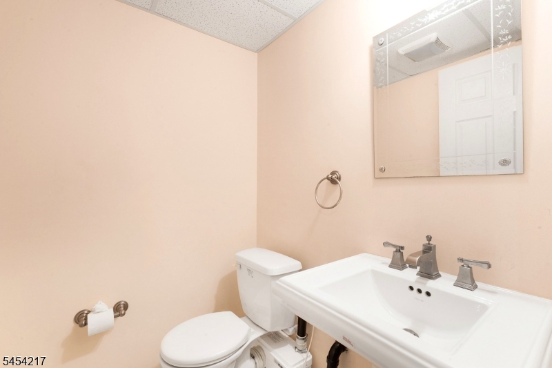 45 Bond St Property Photo 21