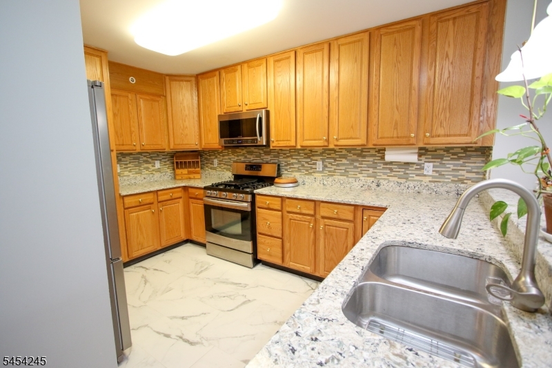 10 Redspire Dr 10 Property Photo 3