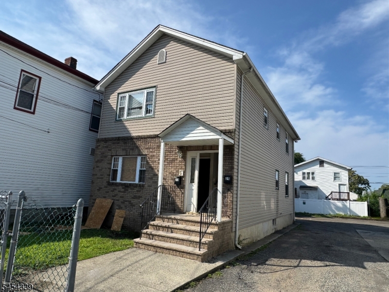 23 Ryerson Ave Property Photo 4