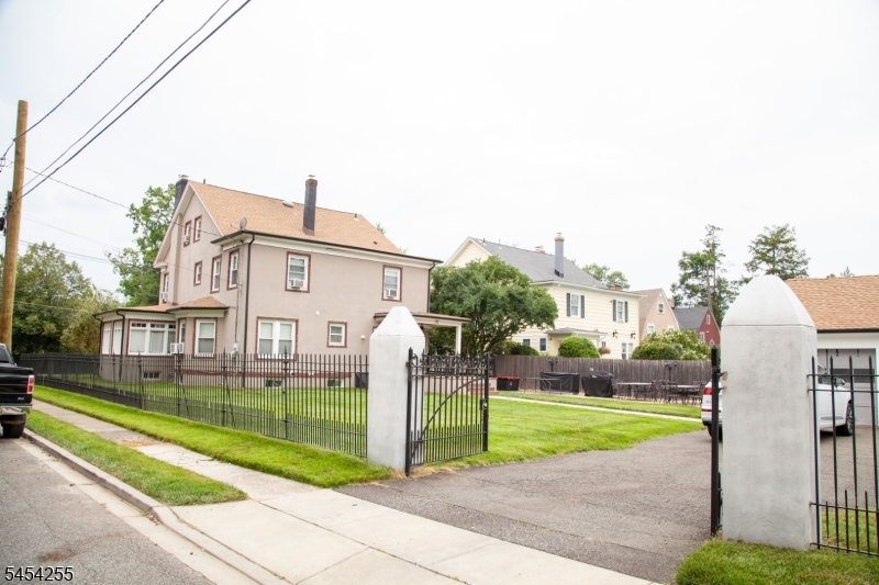 925 Hillside Ave Property Photo 29