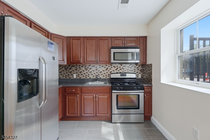 232 Shephard Ave B6 Property Photo 3
