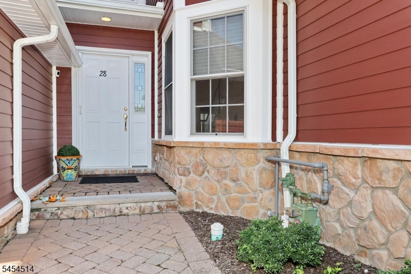 28 Turnberry Ln 28 Property Photo 3