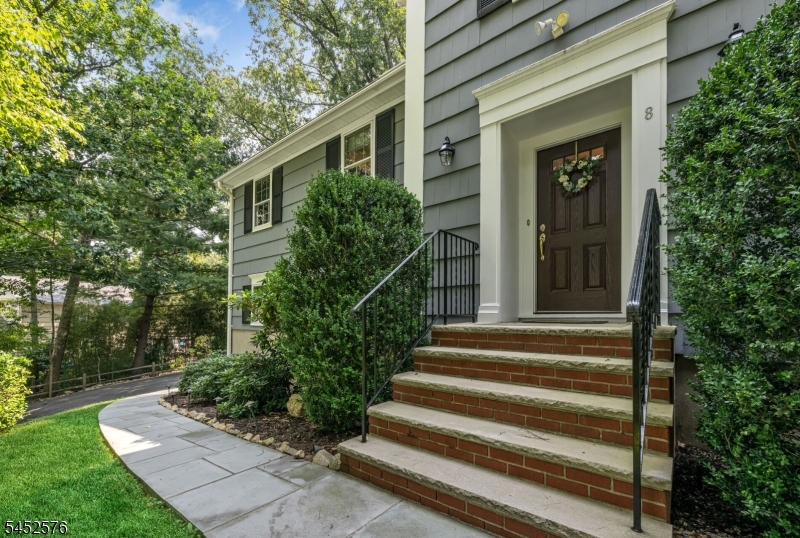 8 Knollwood Drive Property Photo 2