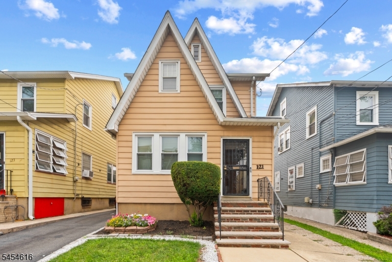 121 Scofield St Property Photo 1
