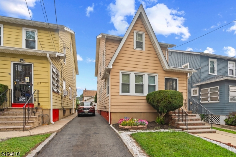 121 Scofield St Property Photo 2