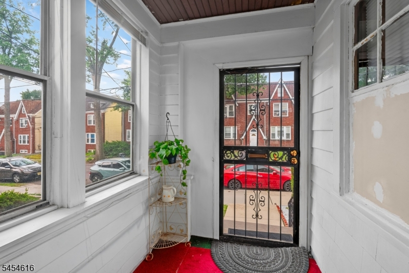 121 Scofield St Property Photo 3