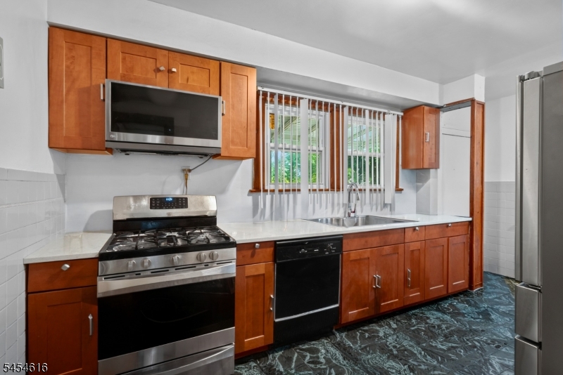 121 Scofield St Property Photo 8