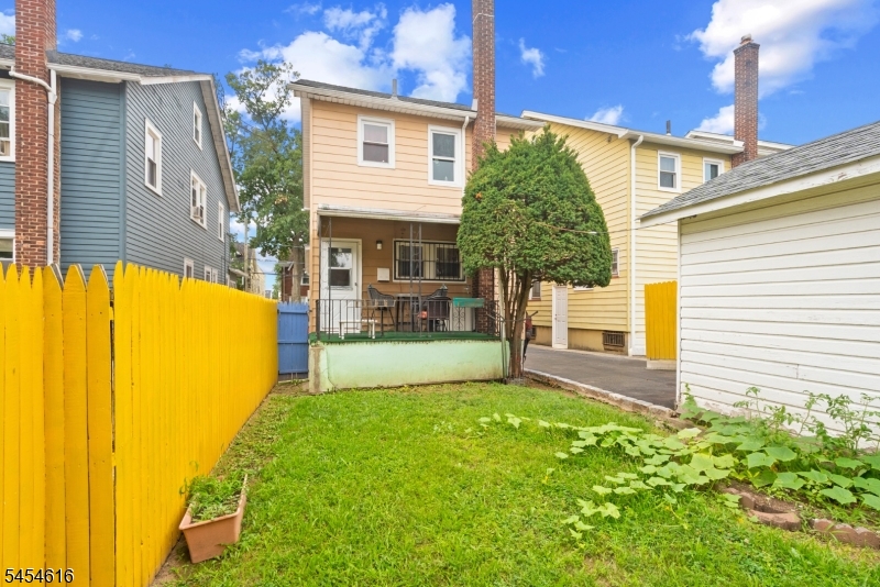 121 Scofield St Property Photo 24