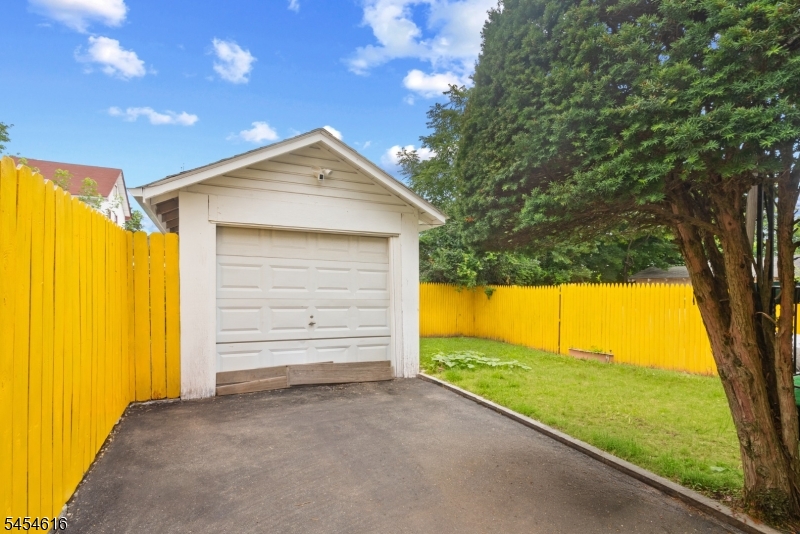 121 Scofield St Property Photo 26