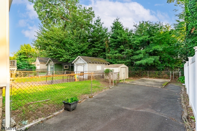 64 E Almira St Property Photo 14