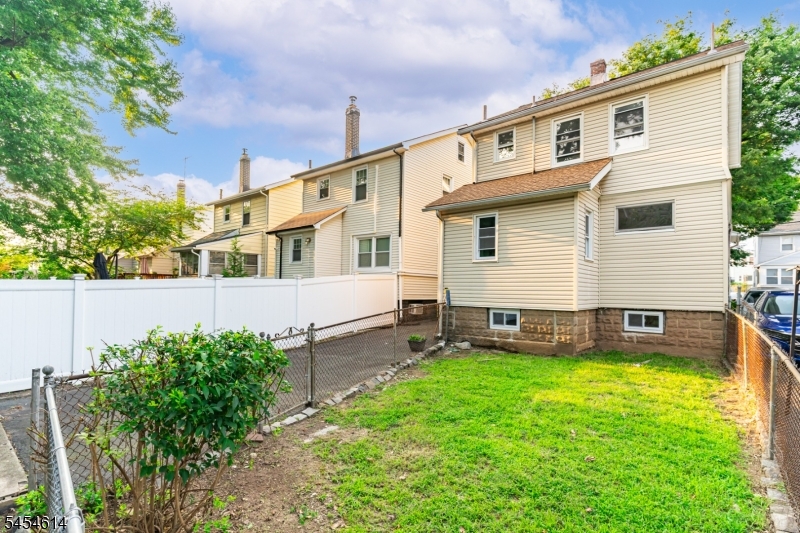 64 E Almira St Property Photo 16