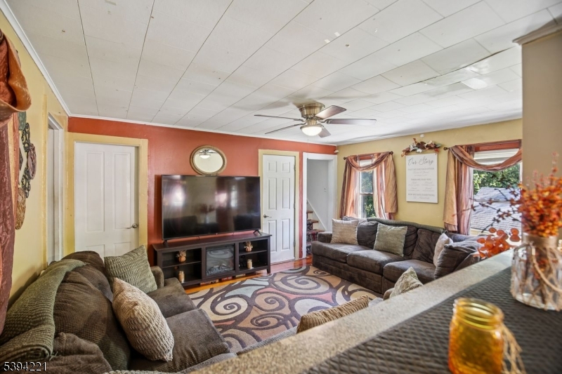 369 Queens Ct Property Photo 4