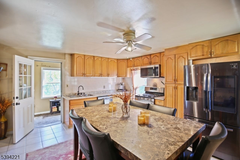 369 Queens Ct Property Photo 6