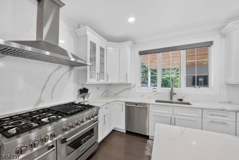 28 Ross Hall Blvd Property Photo 7