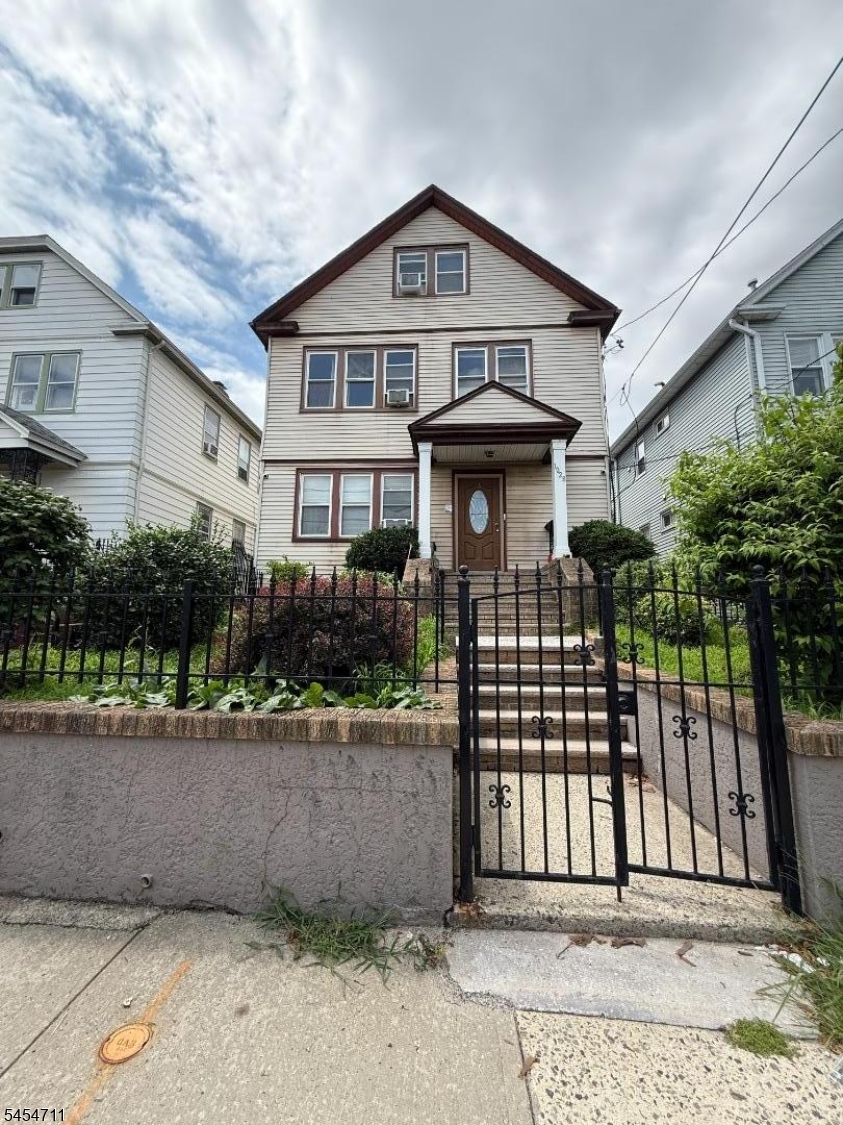 1028 Sheridan Ave Property Photo 1