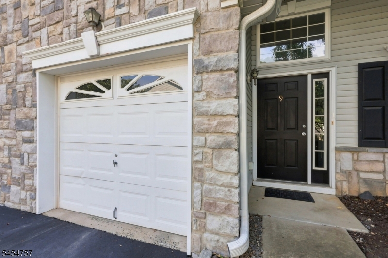 9 Bridgepointe Dr Property Photo 2