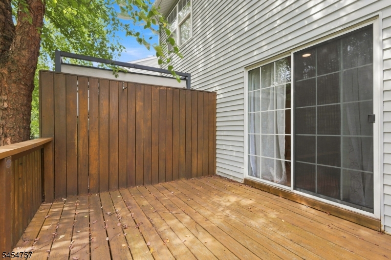 9 Bridgepointe Dr Property Photo 3