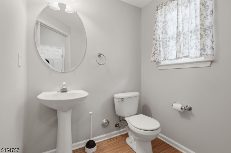 9 Bridgepointe Dr Property Photo 6