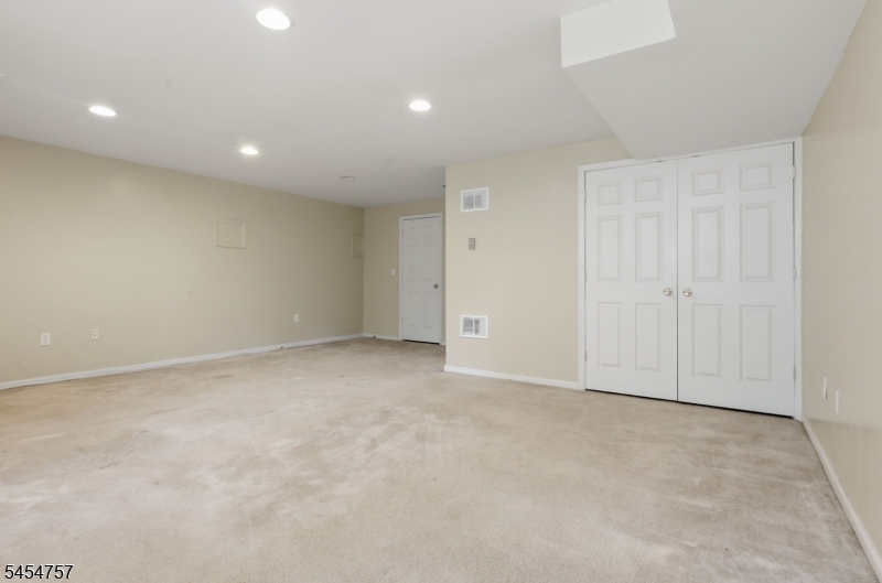 9 Bridgepointe Dr Property Photo 8