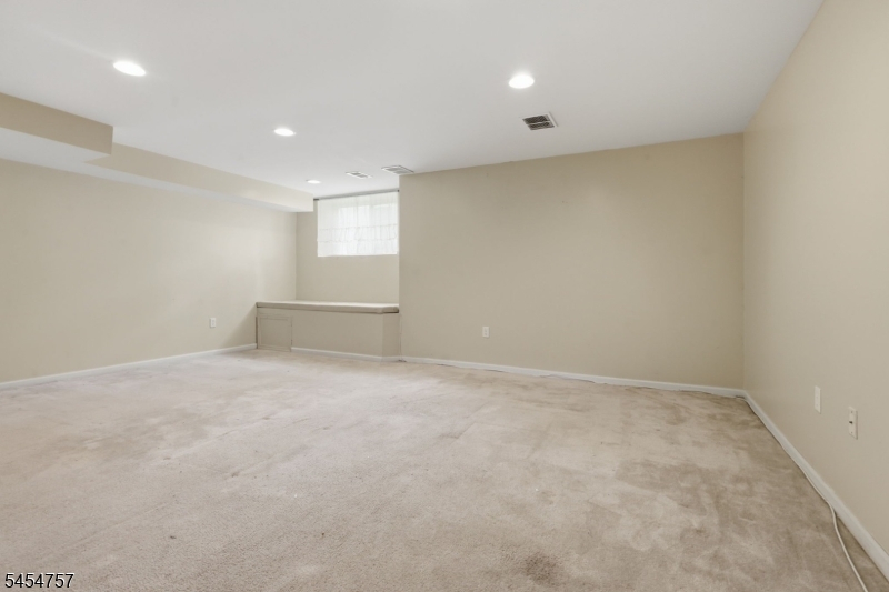 9 Bridgepointe Dr Property Photo 10