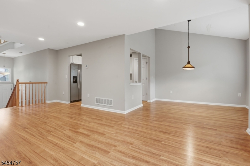 9 Bridgepointe Dr Property Photo 13