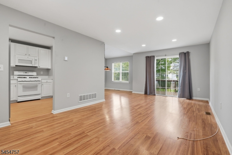 9 Bridgepointe Dr Property Photo 15