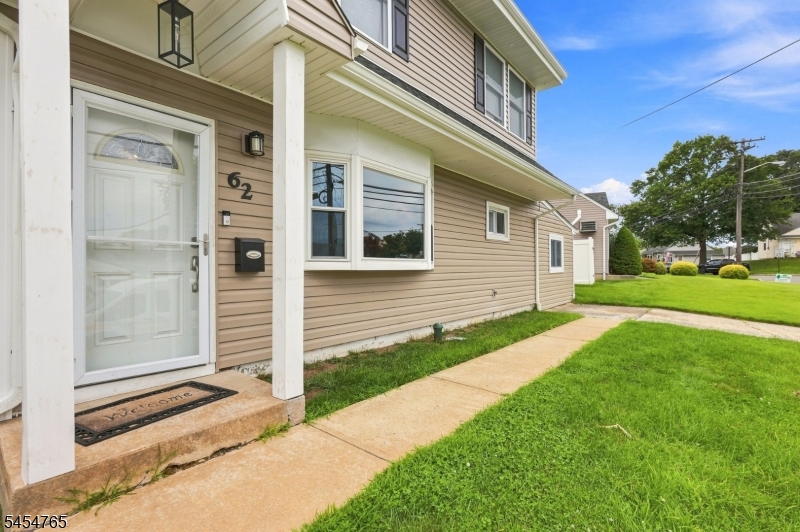 62 Pinetree Dr Property Photo 2