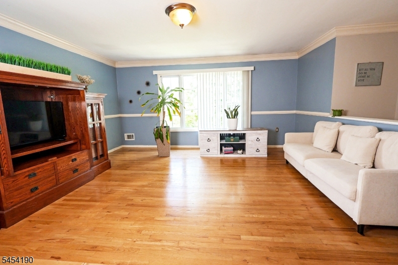 10 Davis Ave Property Photo 9