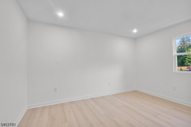 11 Mark Ter Property Photo 15