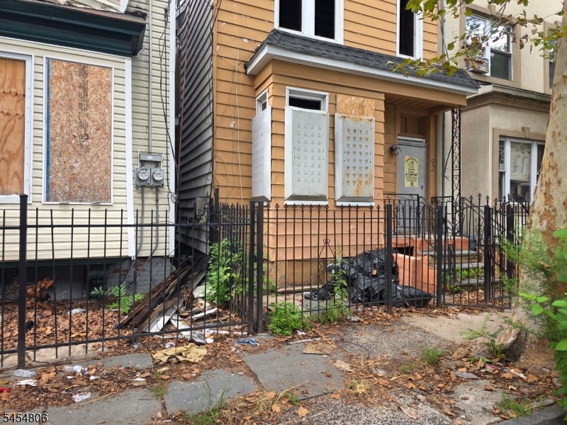 92 Garside St Property Photo 1