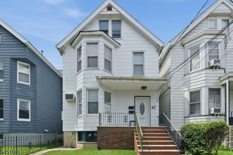 42 Lawrence St Property Photo 1