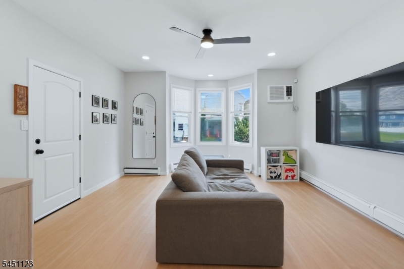 42 Lawrence St Property Photo 3
