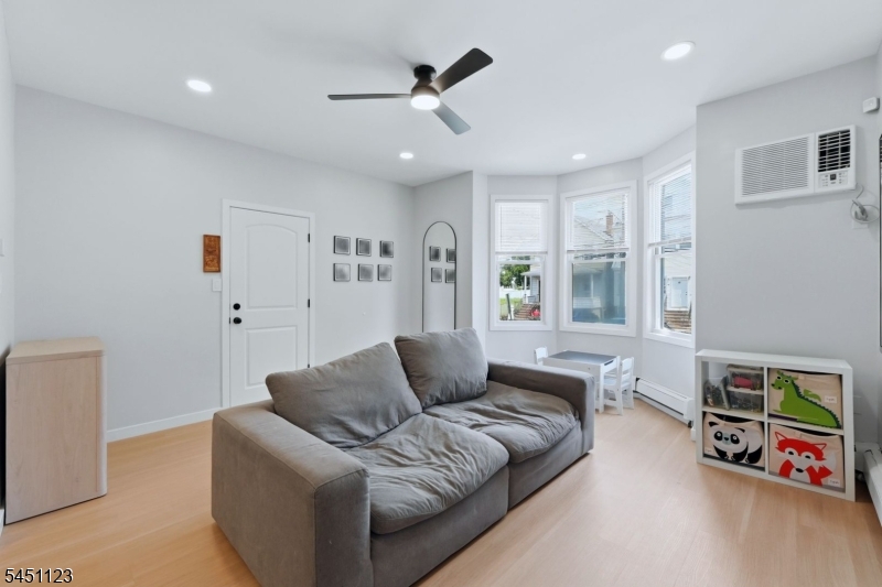 42 Lawrence St Property Photo 6