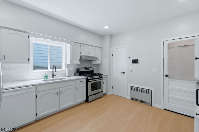 42 Lawrence St Property Photo 13